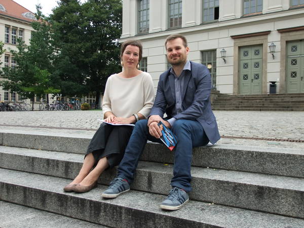 Dozentin Susanne Scharff und Geschäftsführer Ulrich Peinhardt auf dem Campus der Martin-Luther- Universität. Das Institut für Textoptimierung ist aus der halleschen Universität hervorgegangen.