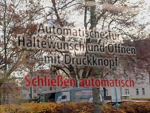 „Haltewunsch […] mit Druckknopf“, Information an einer Berliner Bus-Tür, Foto: Wagner