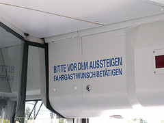 „Fahrgastwunsch betätigen“, Aufforderung über einer Leipziger Tram-Tür, Foto: Wagner