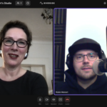 Podcast-Interview mit Susanne Scharff und Robin Meißner, beide im Gespräch vor Mikrofonen. Susanne trägt eine schwarze Bluse und hat eine freundliche Mimik, Robin trägt eine schwarze Mütze und Brille.