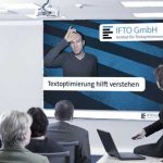 Präsentation des IFTO Instituts mit einem Mann, der nachdenklich wirkt, und dem Slogan 'Textoptimierung hilft verstehen'.